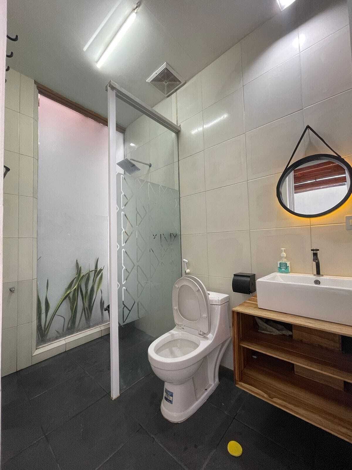 Villa, Stadtblick | Badezimmer