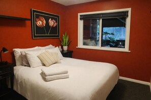1 habitación, escritorio, tabla de planchar con plancha y wifi 