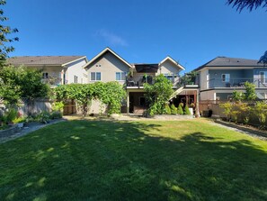 Exterior - Private Hot Tub Retreat w/ Fire Table & Games Room (Maple Ridge)