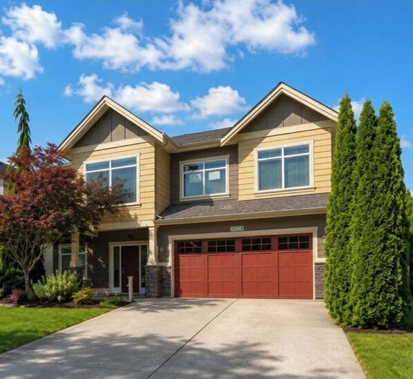 Exterior - Private Hot Tub Retreat w/ Fire Table/  Games Room & AC (Maple Ridge)
