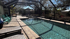 Una piscina al aire libre, una piscina climatizada