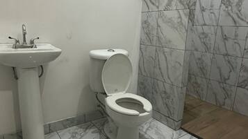 Handdukar, tvål och toalettpapper