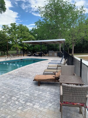 Outdoor pool - Firefly Cabin, Lake Whitney , Pool & Hot Tub, Boat Parking Fire Pit, Grills. (Clifton)