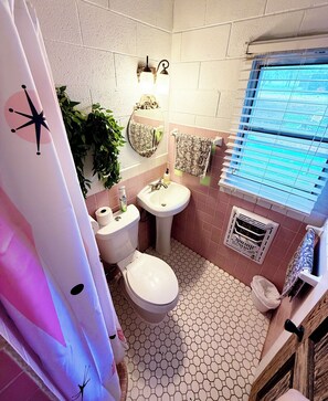 Shower, towels, soap, toilet paper - Firefly Cabin, Lake Whitney , Pool & Hot Tub, Boat Parking Fire Pit, Grills. (Clifton)