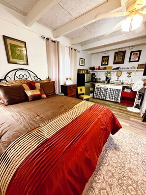 1 bedroom, free WiFi, bed sheets - Firefly Cabin, Lake Whitney , Pool & Hot Tub, Boat Parking Fire Pit, Grills. (Clifton)