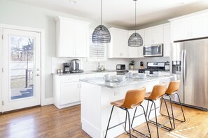 Fridge, microwave, oven, stovetop - Nashville Retreat 
Min to Nashville Gen, Nissan Stadium, Vandy, BNA, & Music Row (Nashville)