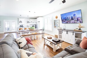 Smart TV, books - Nashville Retreat 
Min to Nashville Gen, Nissan Stadium, Vandy, BNA, & Music Row (Nashville)