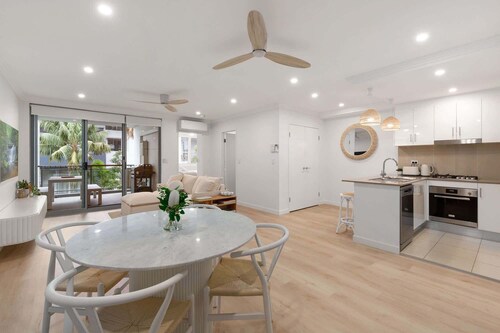 Beach & Lake Narrabeen Apartment with Outdoor BBQ