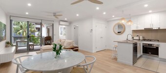 Beach & Lake Narrabeen Apartment with Outdoor BBQ