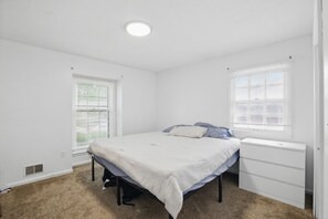 3 bedrooms, WiFi, bed sheets - Modern 3BR KC Getaway Minutes From Stadiums (Kansas City)