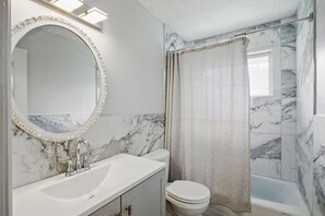 Towels, soap, toilet paper - Modern 3BR KC Getaway Minutes From Stadiums (Kansas City)