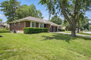 Exterior - Modern 3BR KC Getaway Minutes From Stadiums (Kansas City)