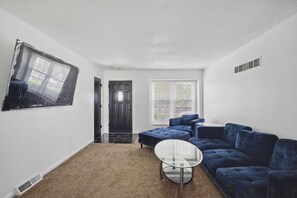 Living area - Modern 3BR KC Getaway Minutes From Stadiums (Kansas City)