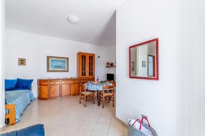 A compact living space with a bed, a dining table, and a kitchenette. - Leuca Relax&Sea n.8d, Castrignano del Capo, Italy (Castrignano del Capo)