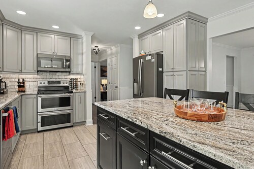 Modern Oasis-Pool, Hot-tub, Bar near Saratoga