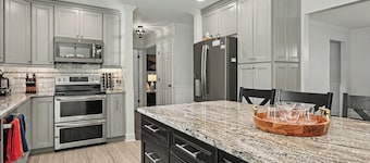 Modern Oasis-Pool, Hot-tub, Bar near Saratoga