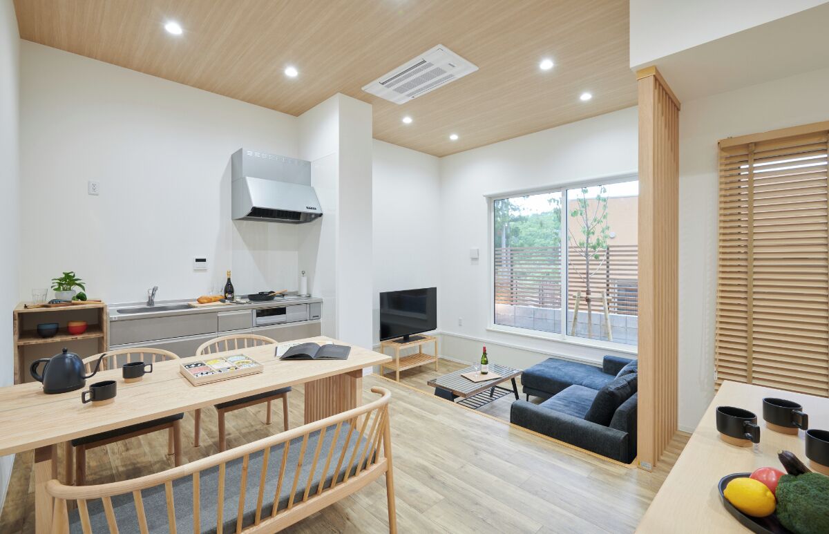 Un espacio de estar moderno con cocina, comedor y zona de estar.