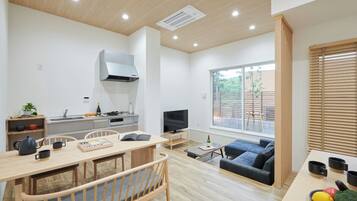 Un espacio de estar moderno con cocina, comedor y zona de estar.