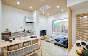 A modern living space with a kitchen, dining area, and seating area. - morinoretreat  foresta di luce (Hatsukaichi)