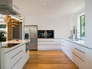 Fridge, microwave, oven, dishwasher - Magic on Molesworth in New Plymouth (New Plymouth)
