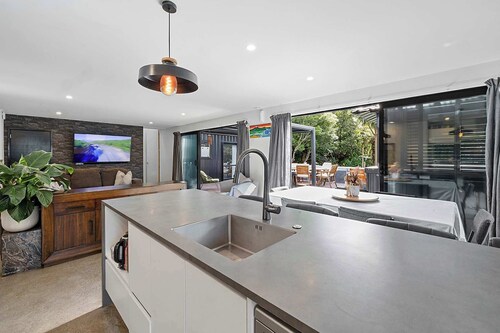 Awesome Aubrey - Stylish City Retreat