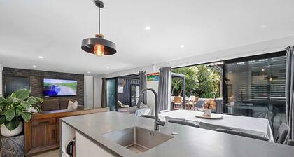 Awesome Aubrey - Stylish City Retreat