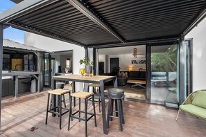 Outdoor dining - Awesome Aubrey - Stylish City Retreat (New Plymouth)