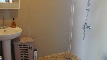 Comfort Twin Room | Bathroom | Towels, soap, toilet paper