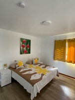 Cortinas blackout, tabla de planchar con plancha y wifi gratis 