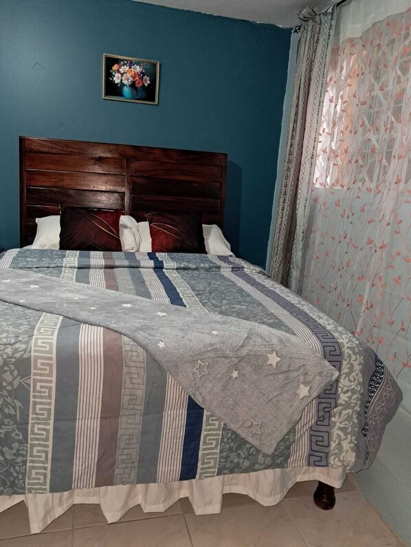 Tabla de planchar con plancha, wifi y ropa de cama 