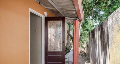 Stylish 1BR Retreat 2 Queen Beds Quiet Upscale Area 15 mins to Town & Beaches