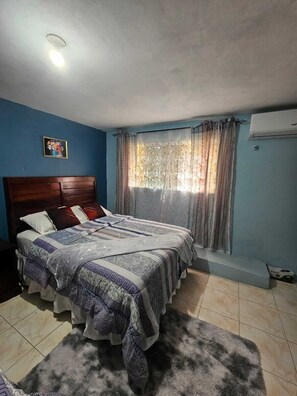 Tabla de planchar con plancha, wifi y ropa de cama 