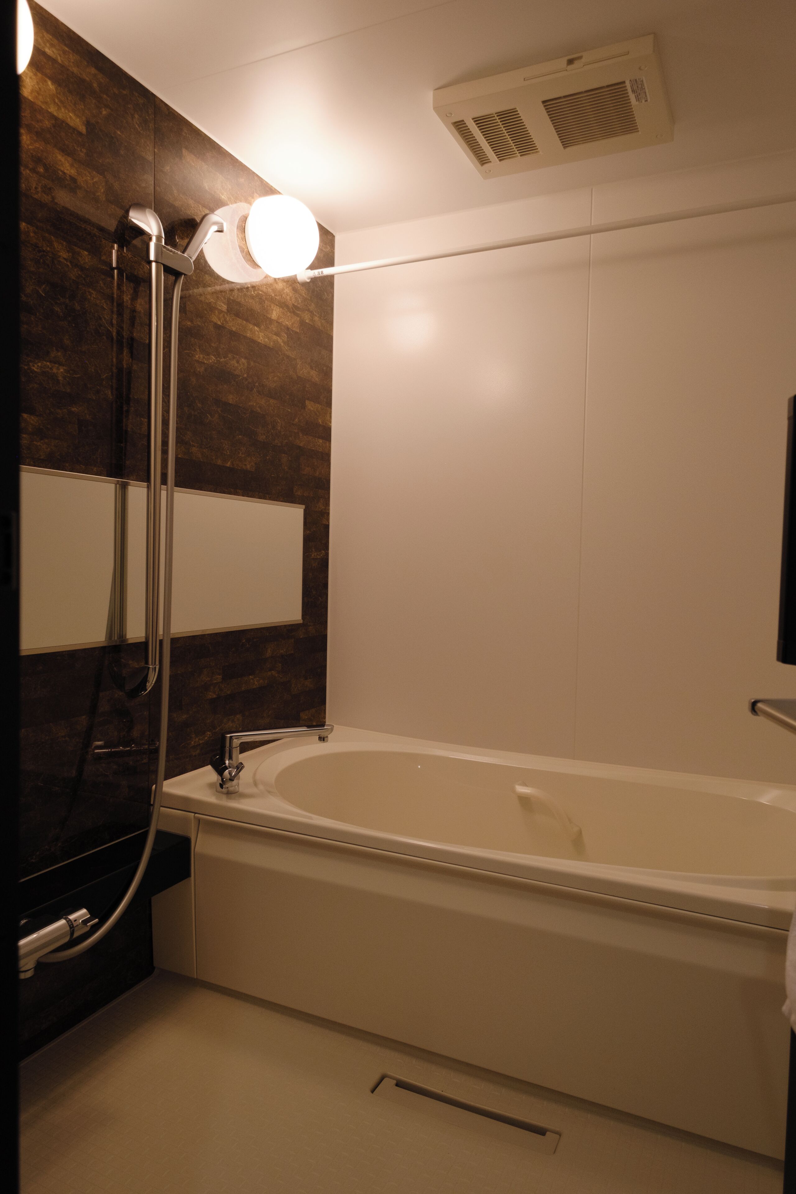 Un bagno con vasca, doccia e specchio.