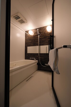 A modern bathroom with a bathtub, a shower, and a mirror. - Gran Marina (Osaka shi minato ku chikko)