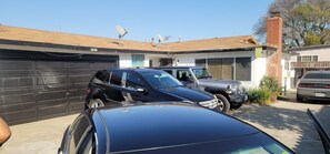 En boliggarage med to store jeeps parkeret indeni.
