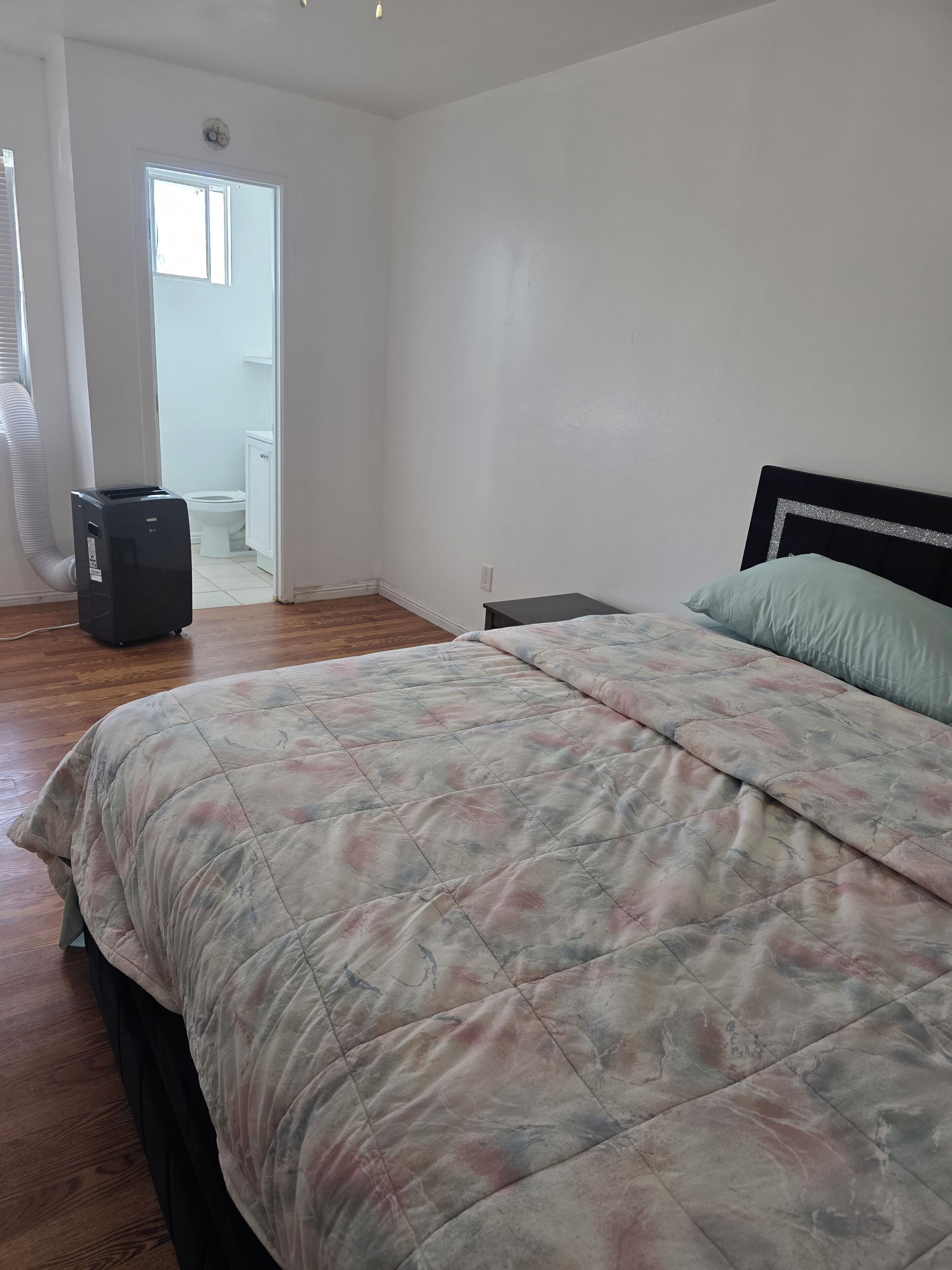 3 habitaciones, tabla de planchar con plancha, wifi y ropa de cama 