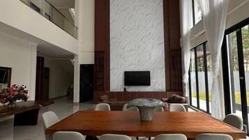 Room, Balcony, Garden View | Dining