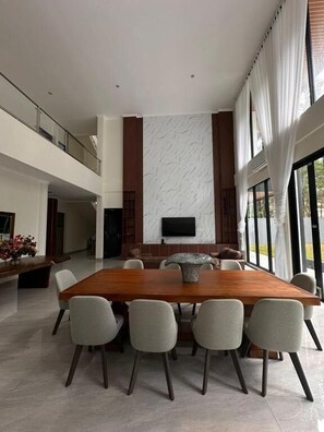 Room, Balcony, Garden View | Dining - Aldeoz Villa Sentul (Bogor)