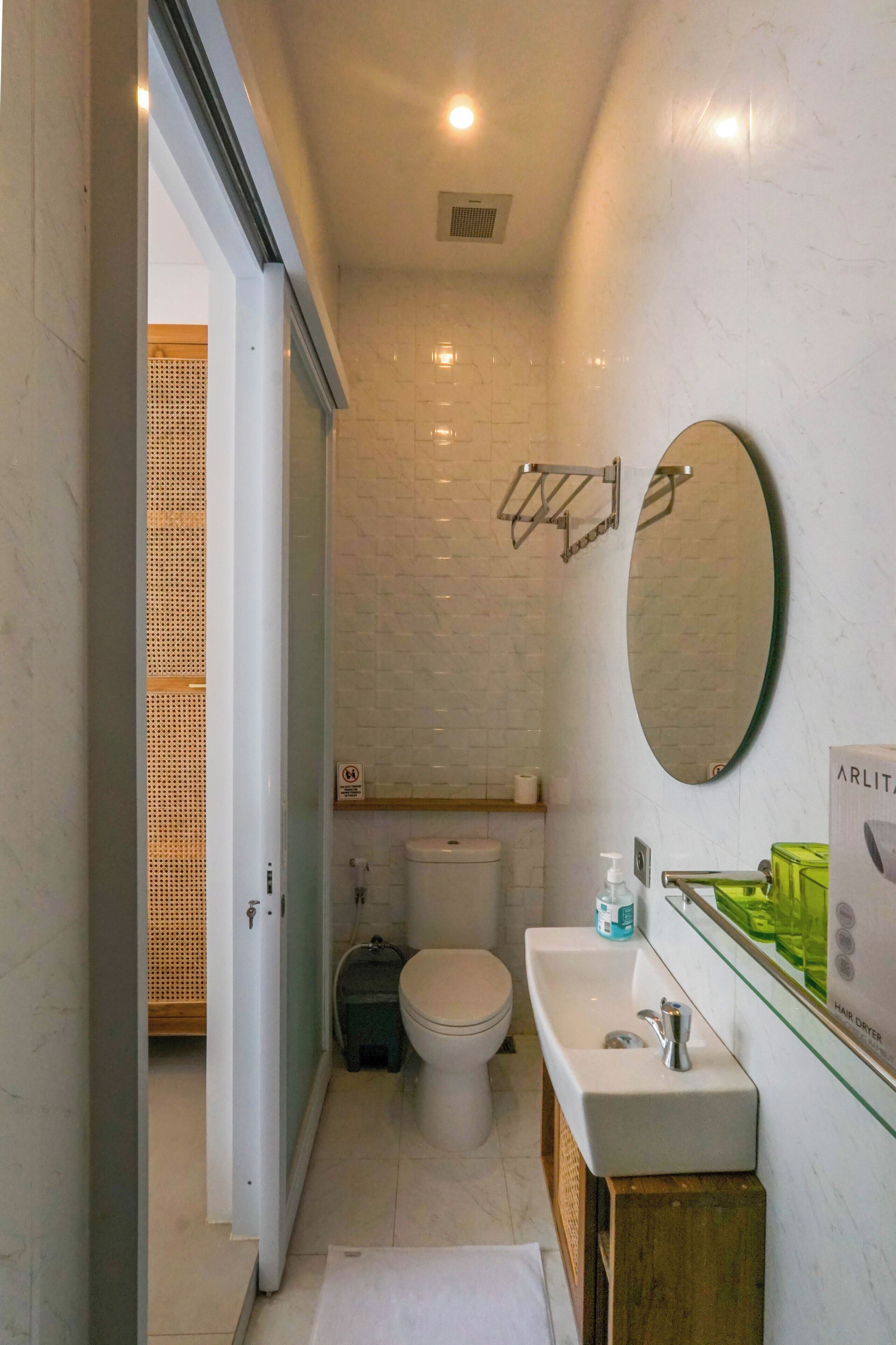 Towels, soap, shampoo, toilet paper