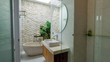 Towels, soap, shampoo, toilet paper