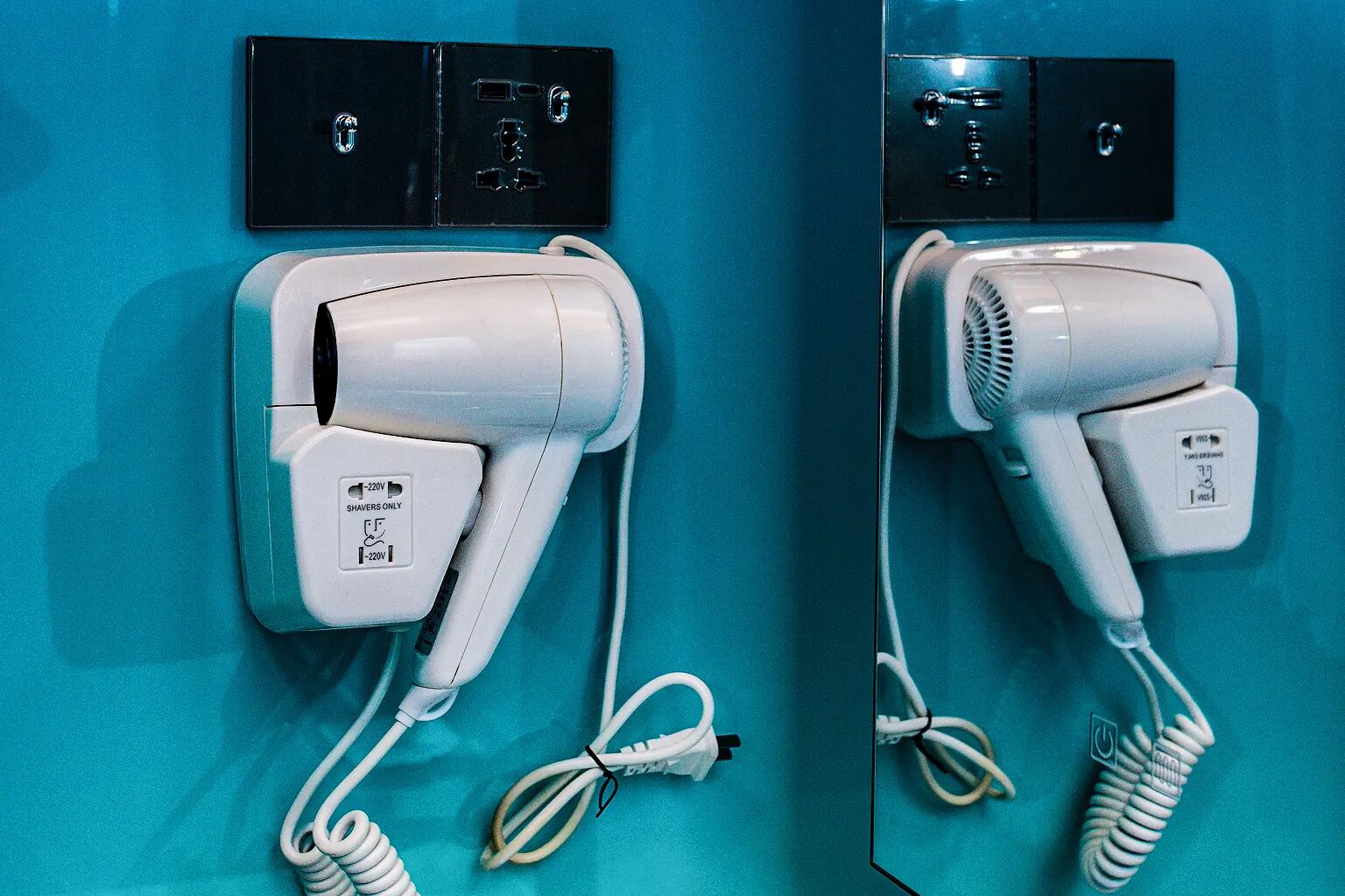 Douche, sèche-cheveux, bidet, serviettes fournies