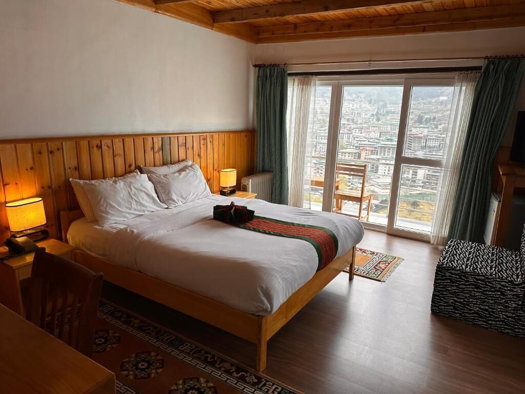 Deluxe-dobbeltværelse - balkon - bjergudsigt | Pengeskab på værelset, skrivebord, mørklægningsgardiner, lydisolering