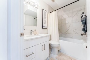 Secador de pelo, bidet, toallas, jabón