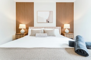 Tabla de planchar con plancha, wifi y ropa de cama 