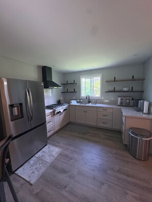 Kjøleskap, kaffetrakter/tekoker, kjøkkenutstyr og papirhåndklær