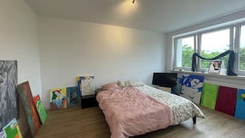 1 bedroom, bed sheets