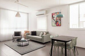 Apartment, Stadtblick | Wohnbereich