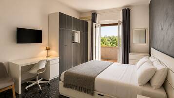 3 bedrooms, iron/ironing board, internet, bed sheets