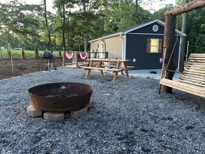 Outdoor dining - Deer Haven Tiny Home (Dobson)