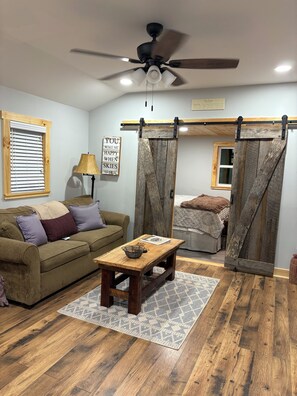 1 bedroom, WiFi, bed sheets - Deer Haven Tiny Home (Dobson)